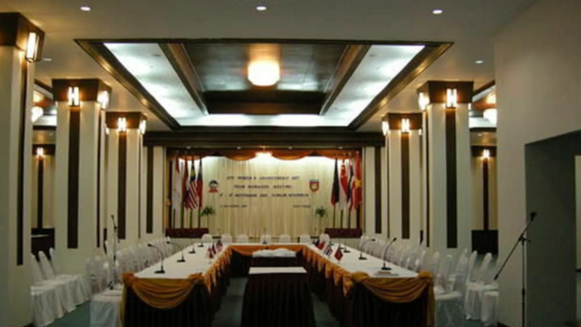 Hotel Yangon 3*,