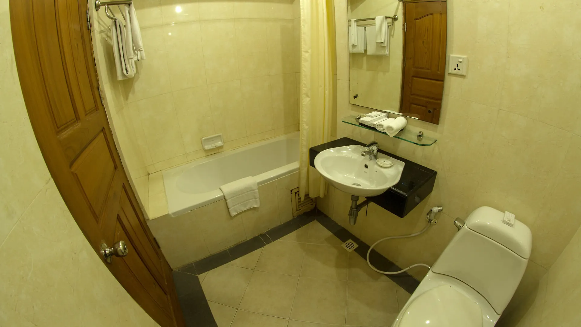 Hotel Yangon 3*,